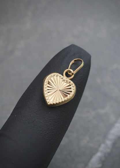 Dije Corazon Diamantado 0.85gr / 1.9cm / 10.9mm — Oro Amarillo