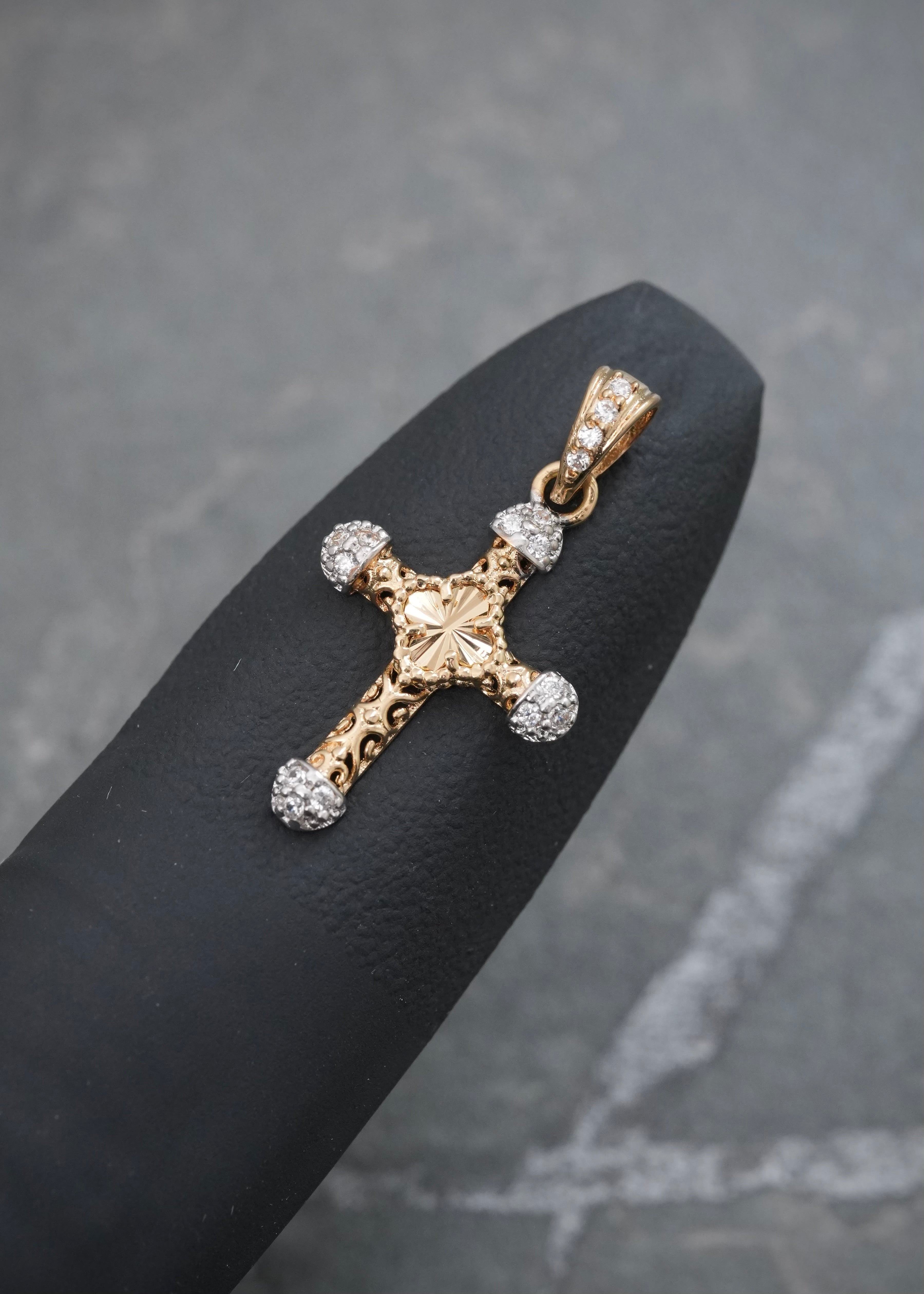 Dije Cruz con Swarovski Blanco 1.15gr / 2.4cm / 13.4mm — Oro Amarillo