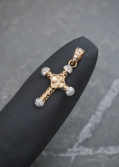Dije Cruz con Swarovski Blanco 1.15gr / 2.4cm / 13.4mm — Oro Amarillo