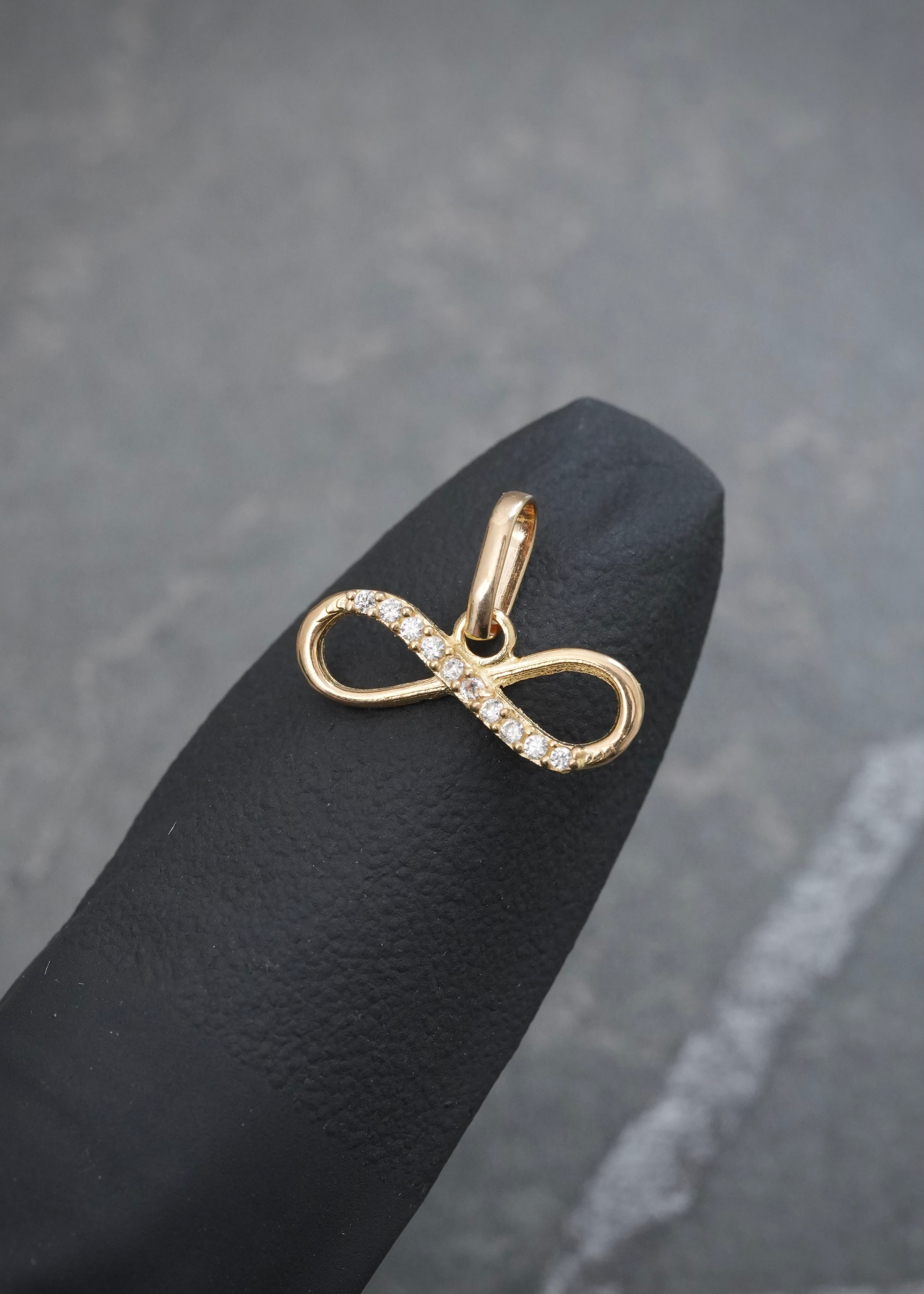 Dije Infinito con Swarovski Blanco 0.5gr / 1cm / 14.6mm — Oro Amarillo