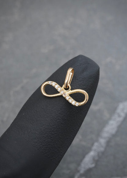 Dije Infinito con Swarovski Blanco 0.5gr / 1cm / 14.6mm — Oro Amarillo