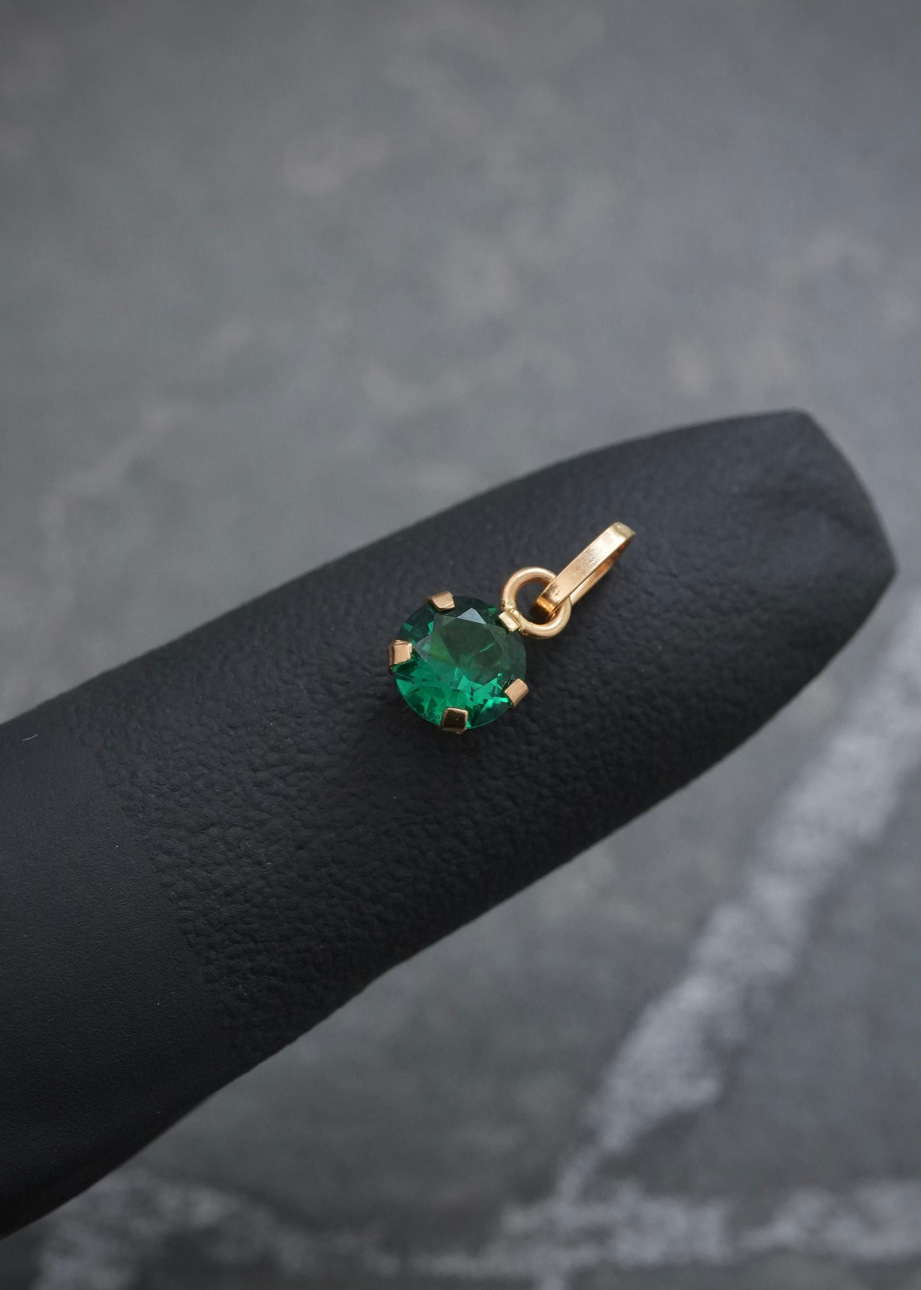 Dije con Swarovski Verde 0.25gr / 1.1cm / 5.2mm — Oro Amarillo