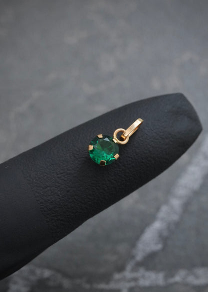 Dije con Swarovski Verde 0.25gr / 1.1cm / 5.2mm — Oro Amarillo