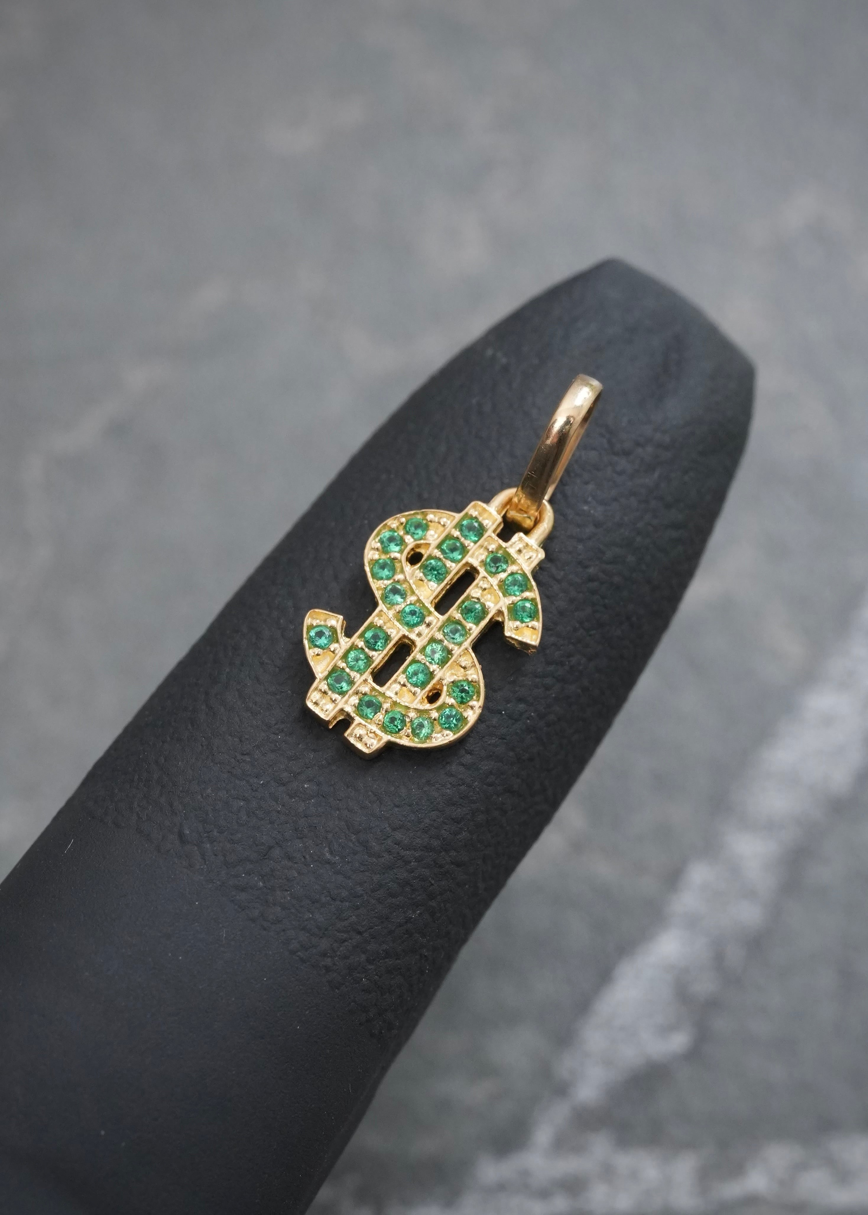 Dije Signo Peso con Swarovski Verde 0.7gr / 1.7cm / 7.7mm — Oro Amarillo