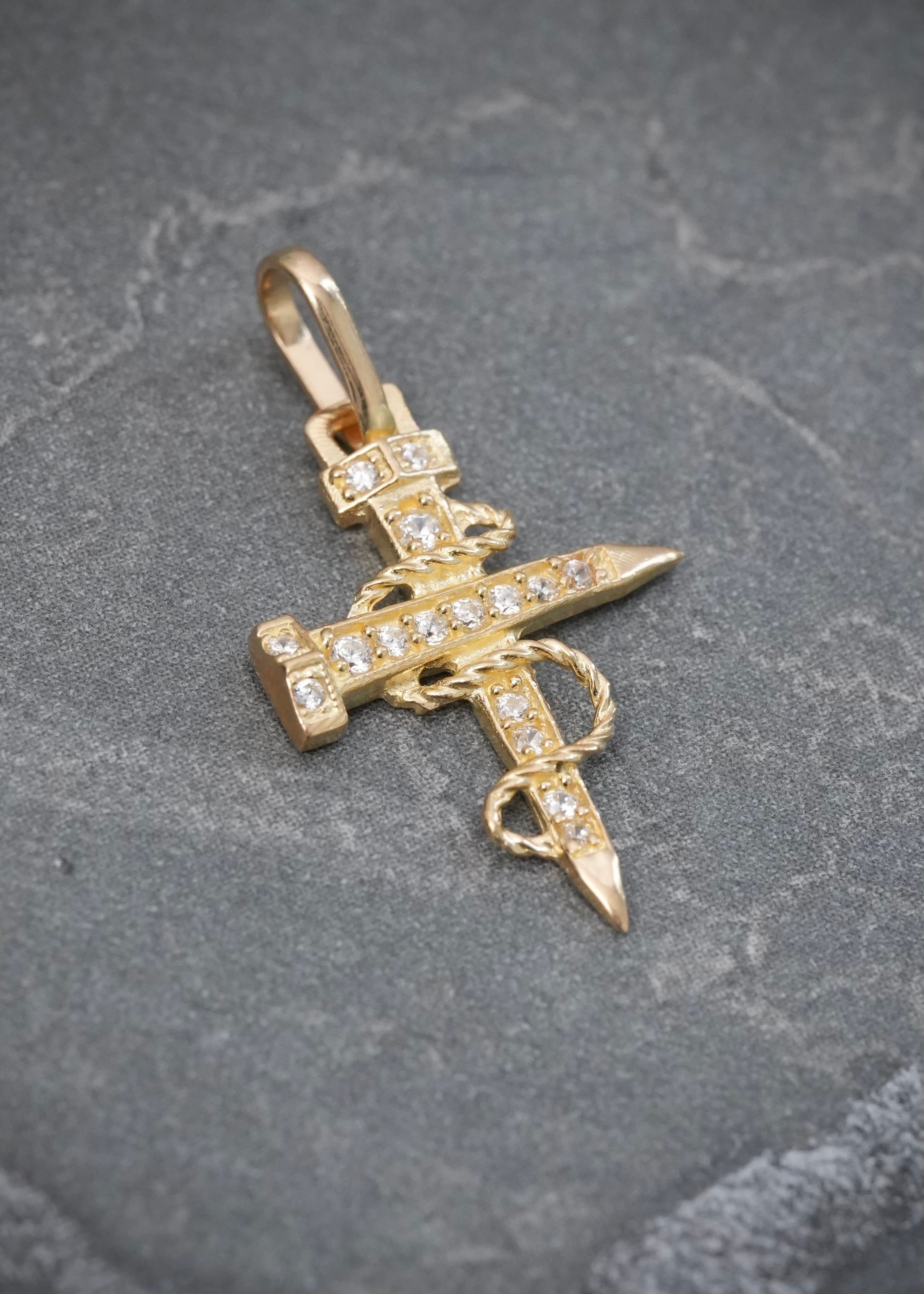 Dije Cruz Clavo con Swarovski Blanco 0.9gr / 2.3cm / 13mm — Oro Amarillo