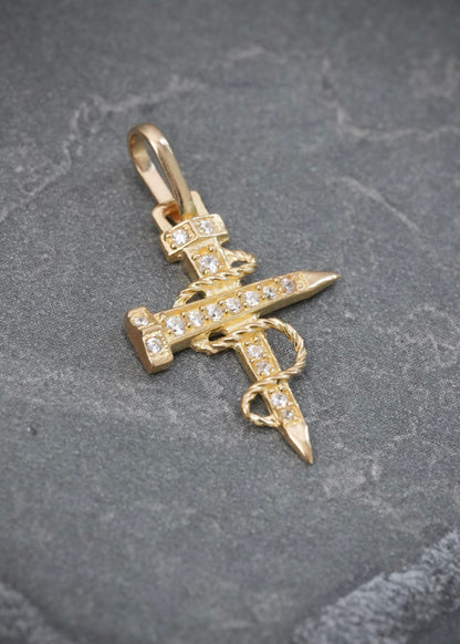 Dije Cruz Clavo con Swarovski Blanco 0.9gr / 2.3cm / 13mm — Oro Amarillo