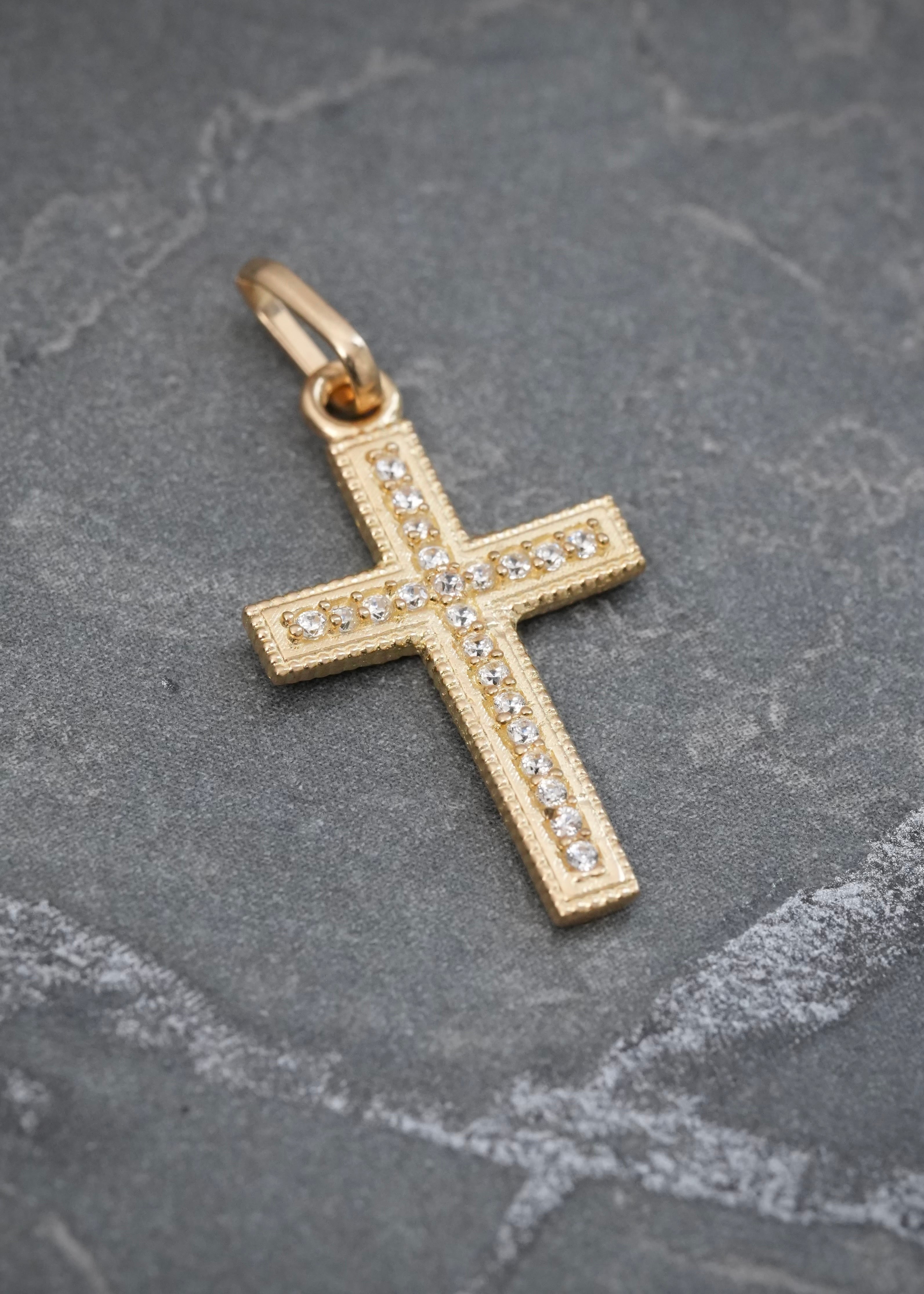 Dije Cruz con Swarovski Blanco 1.35gr / 2.6cm / 12.9mm — Oro Amarillo