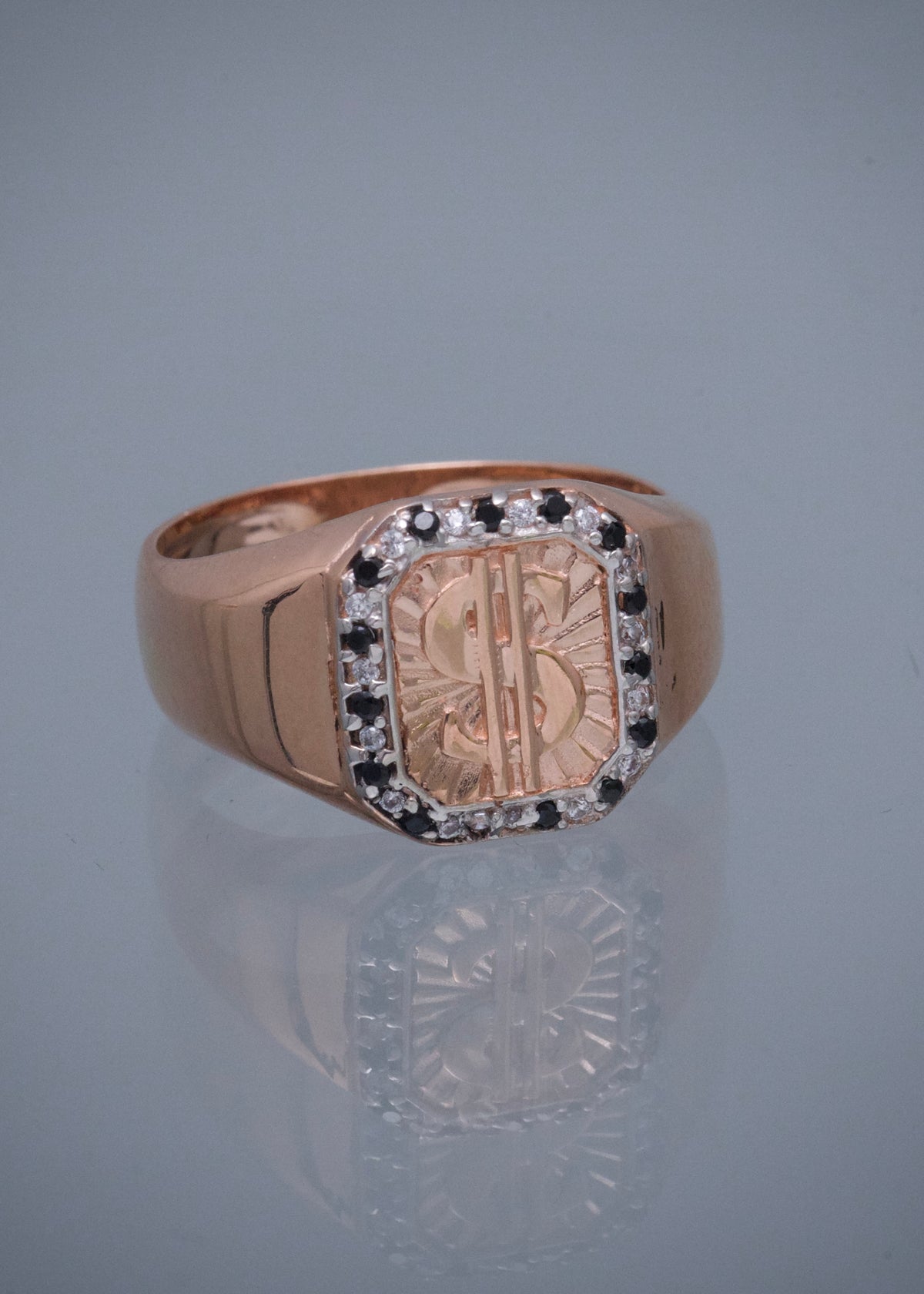Anillo Signo Peso con Swarovski Negro 4.05gr / Talla 8 3/4 — Oro Rosado