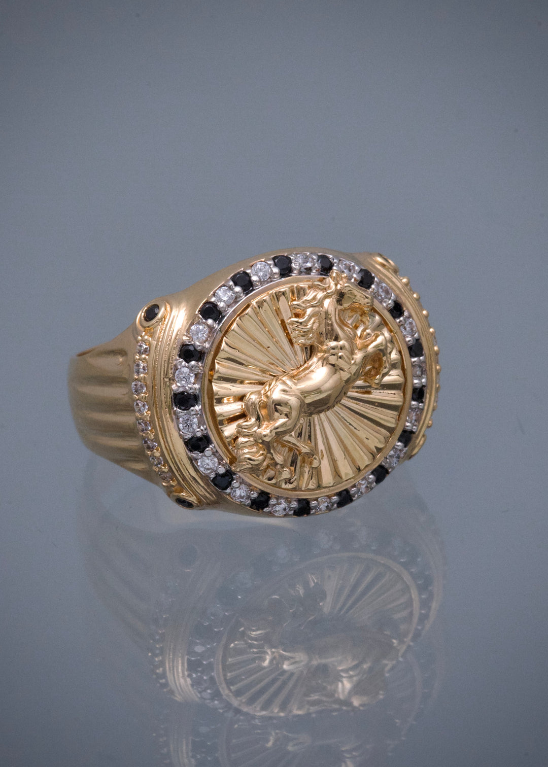 Anillo Caballo con Swarovski Blanco y Negro 7.8gr / Talla 9 1/2 — Oro Amarillo