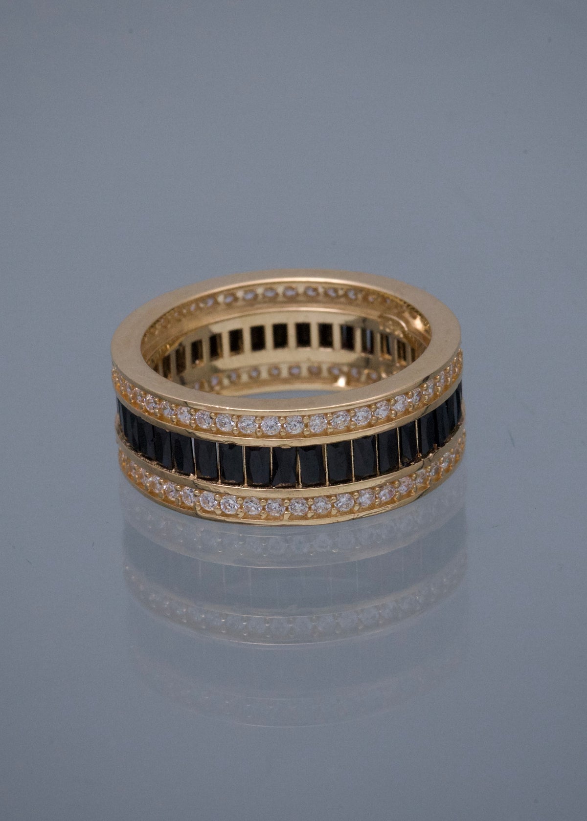 Argolla con Swarovski Negro y Blanco 8gr / Talla 7 3/4 — Oro Amarillo