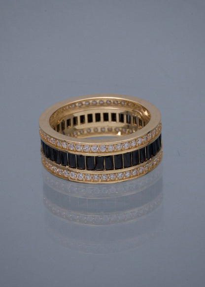 Argolla con Swarovski Negro y Blanco 8gr / Talla 7 3/4 — Oro Amarillo