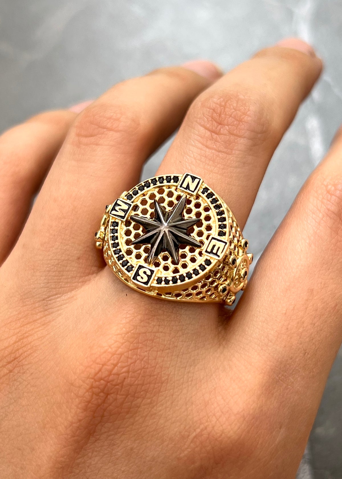 Anillo Brujula con Swarovski Negro 9.25gr / Talla 10 1/4 — Oro Amarillo