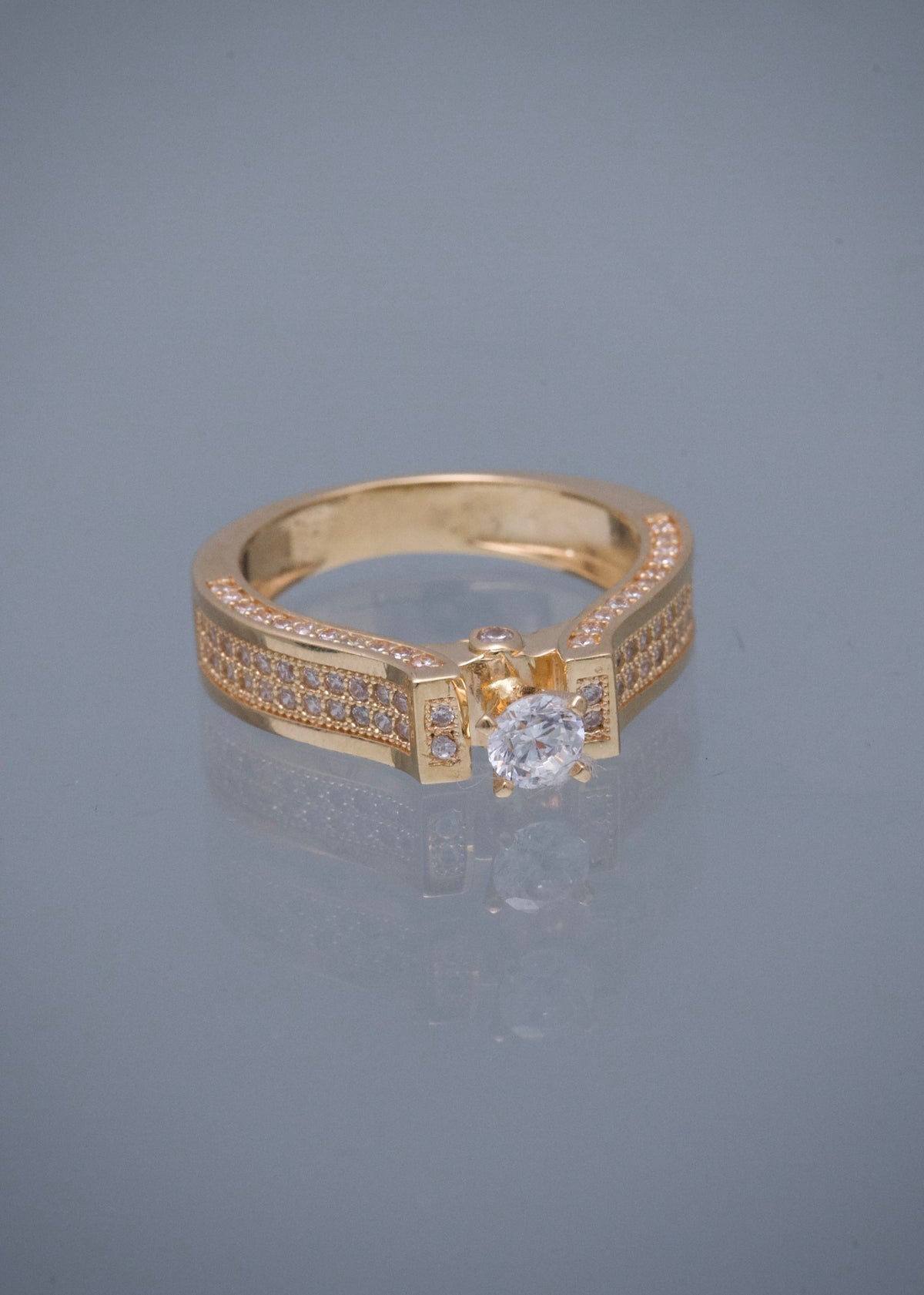 Solitario con Swarovski Blanco 4.55gr / Talla 5 1/2 — Oro Amarillo