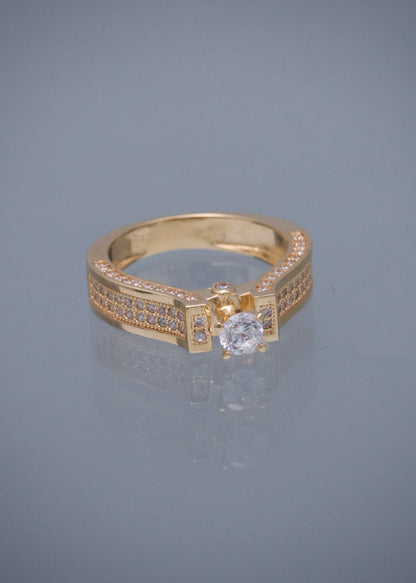 Solitario con Swarovski Blanco 4.55gr / Talla 5 1/2 — Oro Amarillo