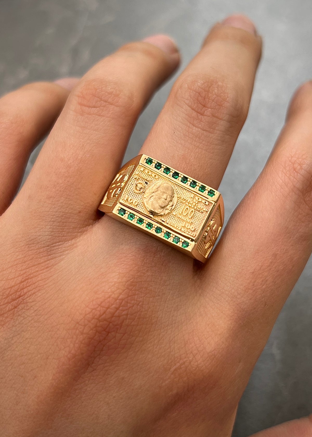 Anillo Dolar con Swarovski Verde 8.1gr / Talla 11 — Oro Amarillo