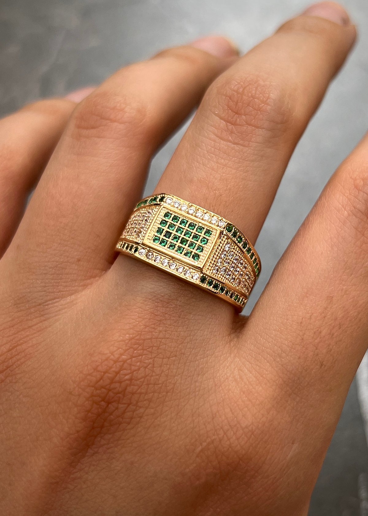 Anillo con Swarovski Verde y Blanco 5.7gr / Talla 10  — Oro Amarillo