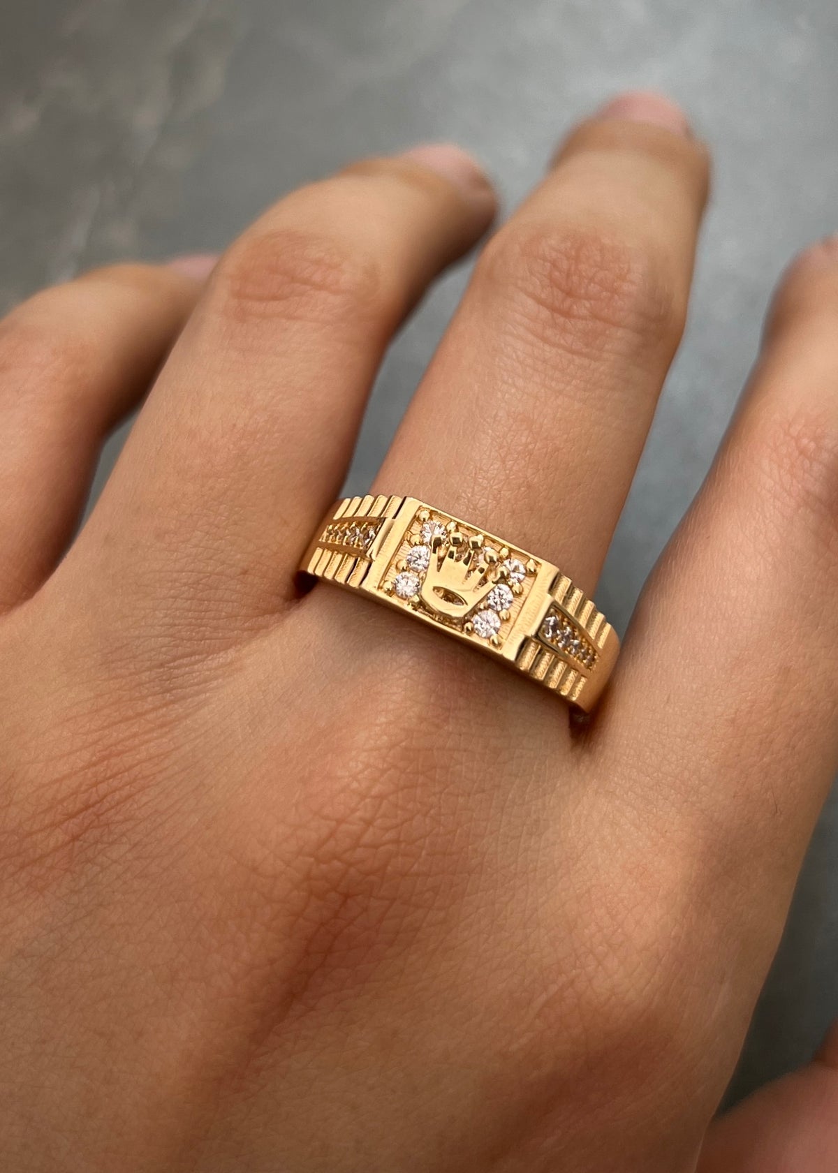 Anillo Rx con Swarovski Blanco 6.75gr / Talla 9 3/4 — Oro Amarillo