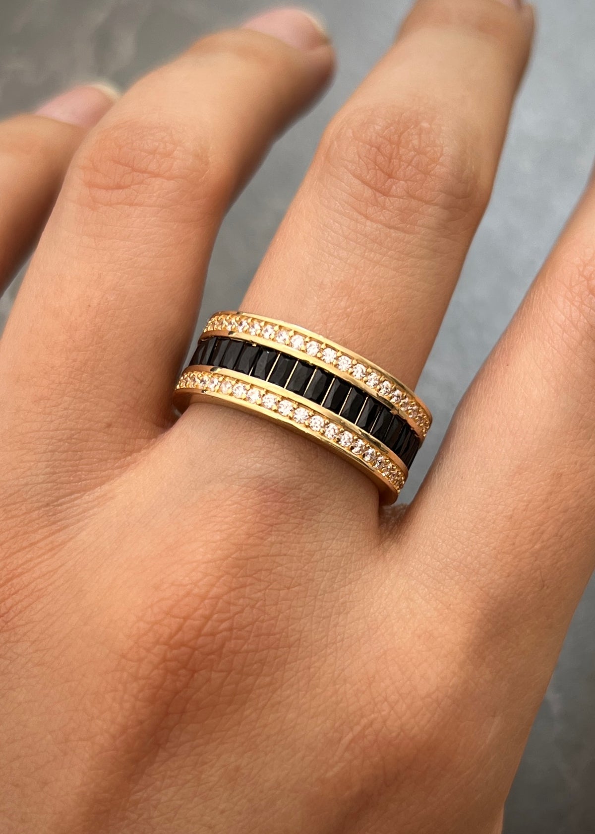Argolla con Swarovski Negro y Blanco 8gr / Talla 7 3/4 — Oro Amarillo