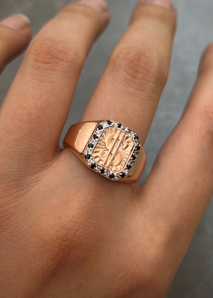Anillo Signo Peso con Swarovski Negro 4.05gr / Talla 8 3/4 — Oro Rosado