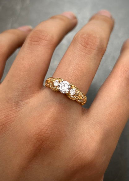 Solitario con Swarovski Blanco 3.1gr / Talla 6 1/2 — Oro Amarillo