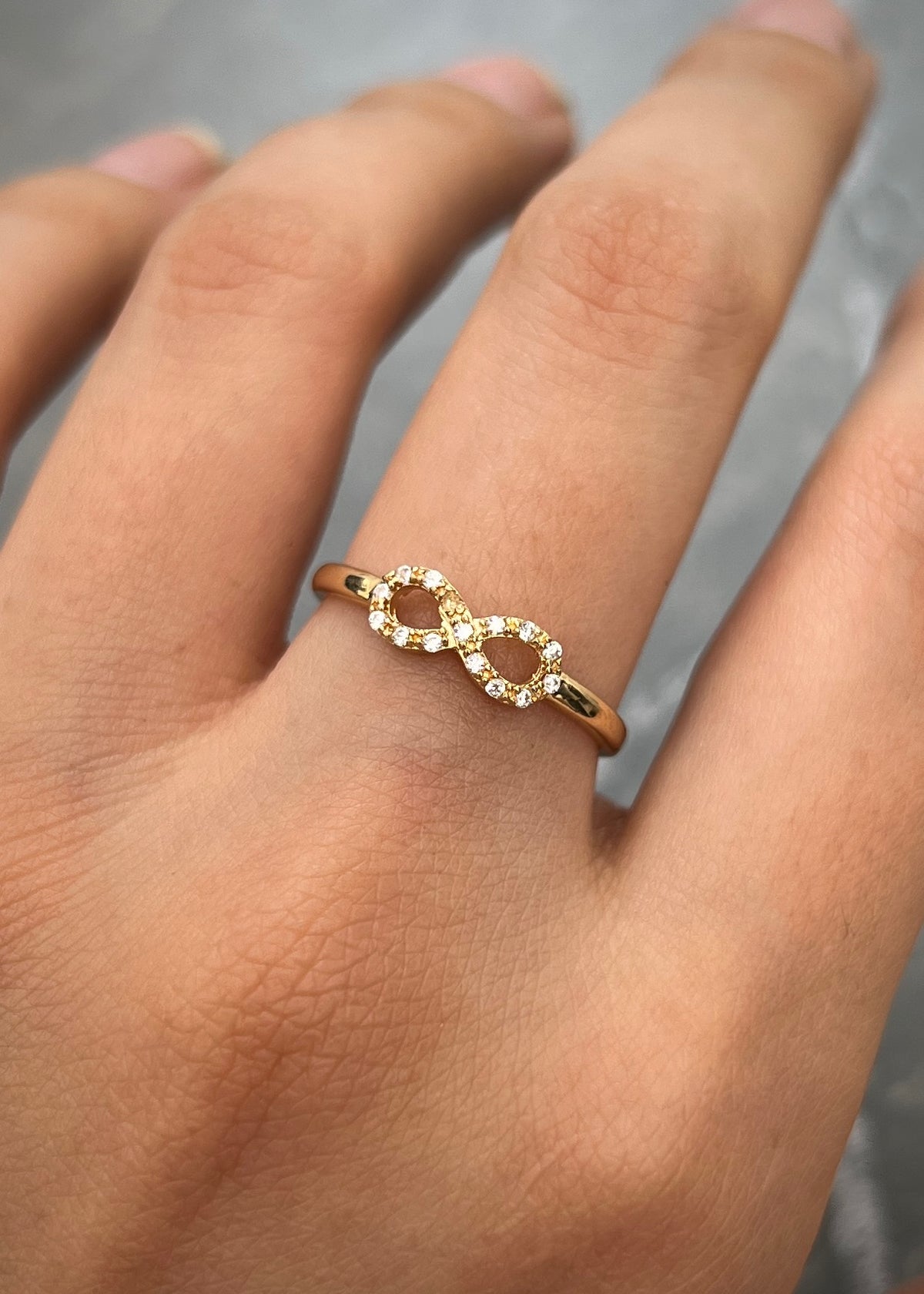 Anillo Infinito con Swarovski Blanco 1.6gr / Talla 6 3/4 — Oro Amarillo