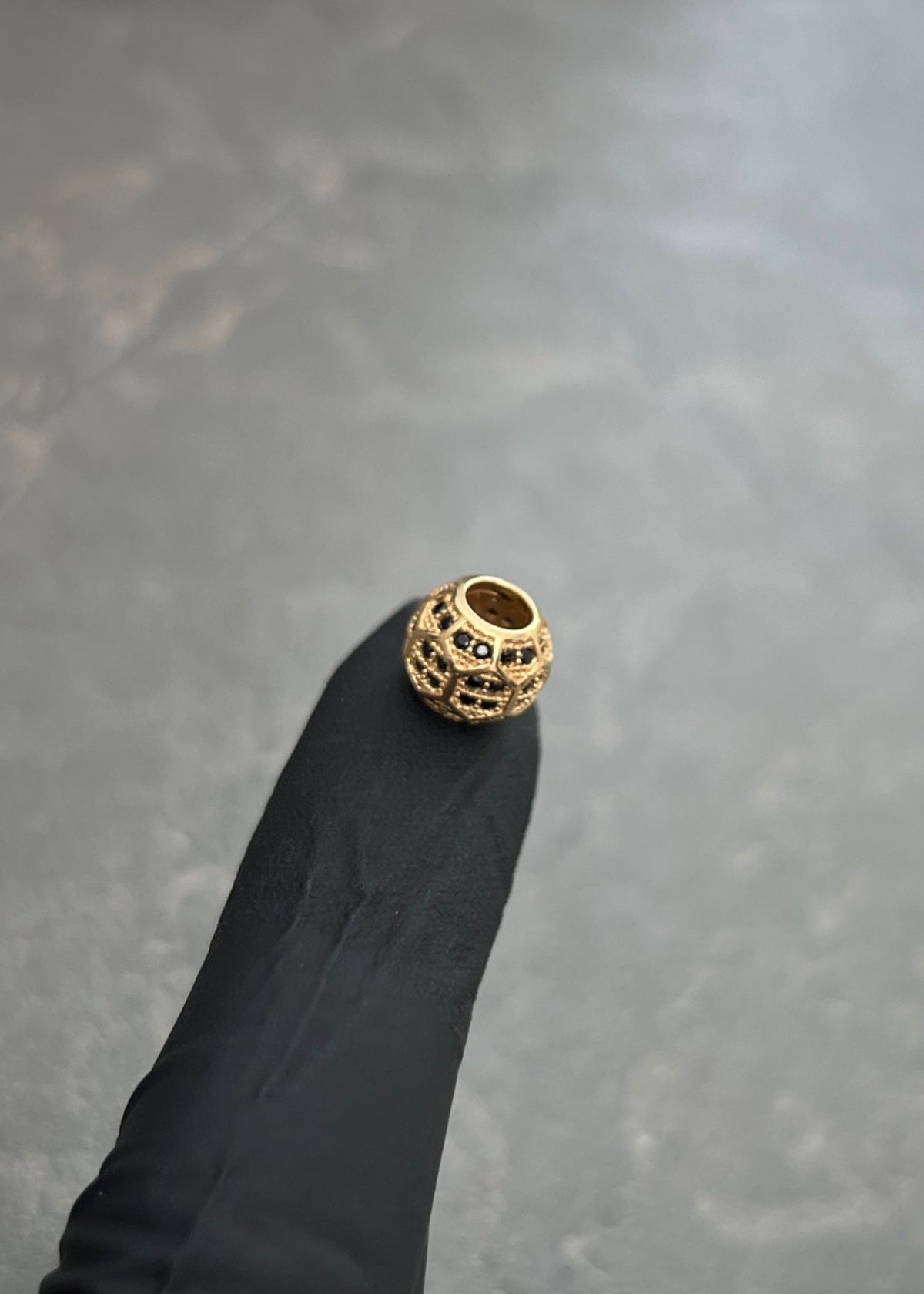 Herraje con Swarovski Negro 1.6gr / 0.7cm / 8.3mm — Oro Amarillo