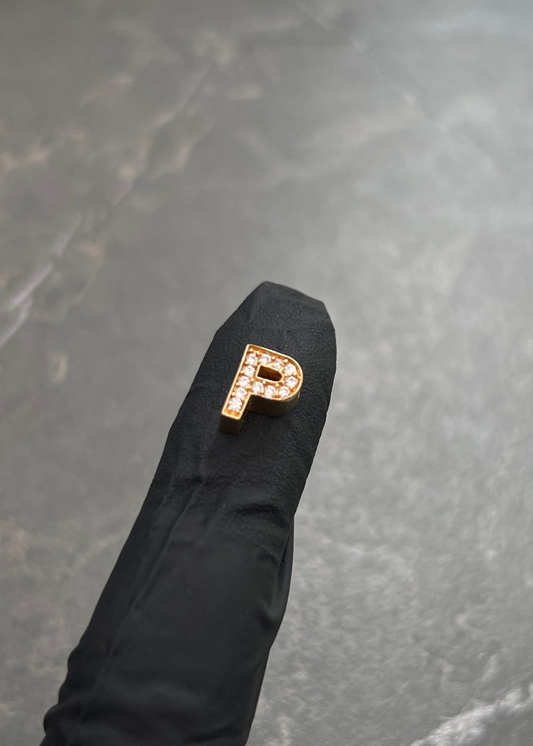 Herraje Letra P con Swarovski Blanco 0.75gr / 0.6cm / 8mm — Oro Amarillo