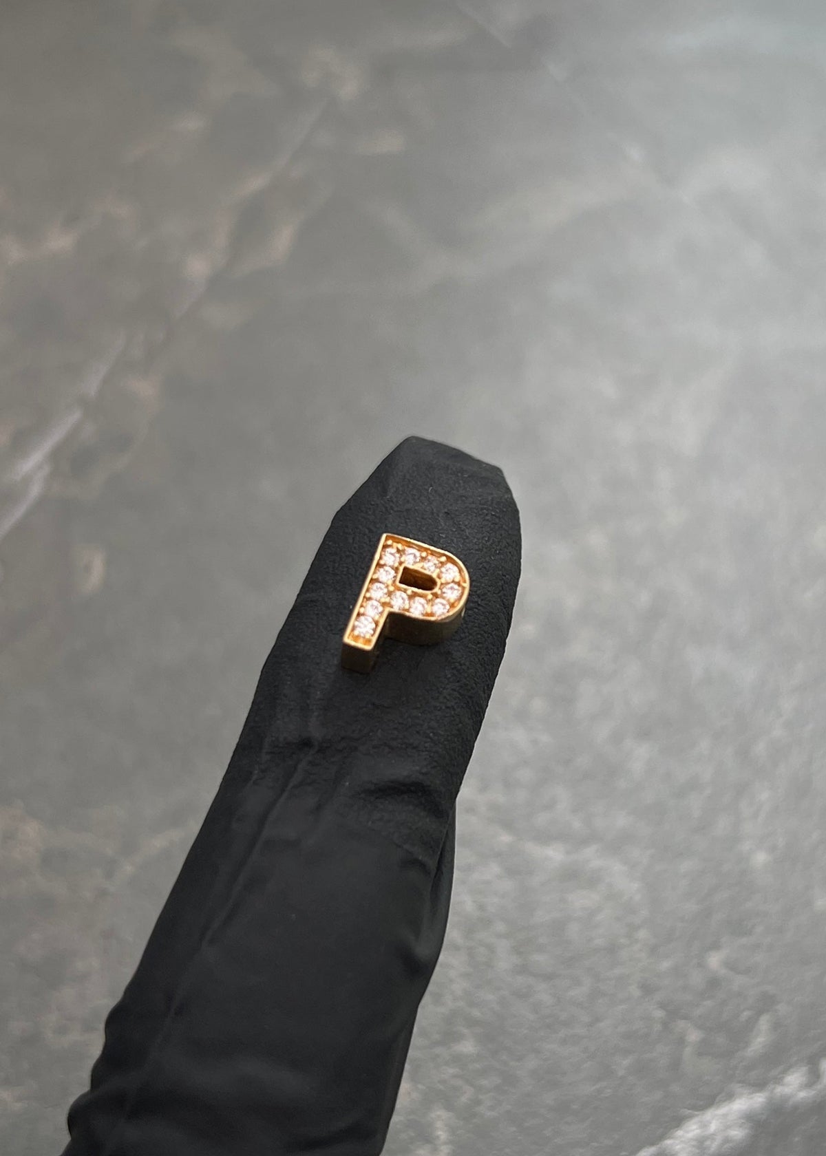 Herraje Letra P con Swarovski Blanco 0.75gr / 0.6cm / 8mm — Oro Amarillo