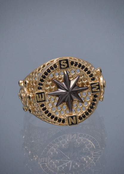 Anillo Brujula con Swarovski Negro 9.25gr / Talla 10 1/4 — Oro Amarillo