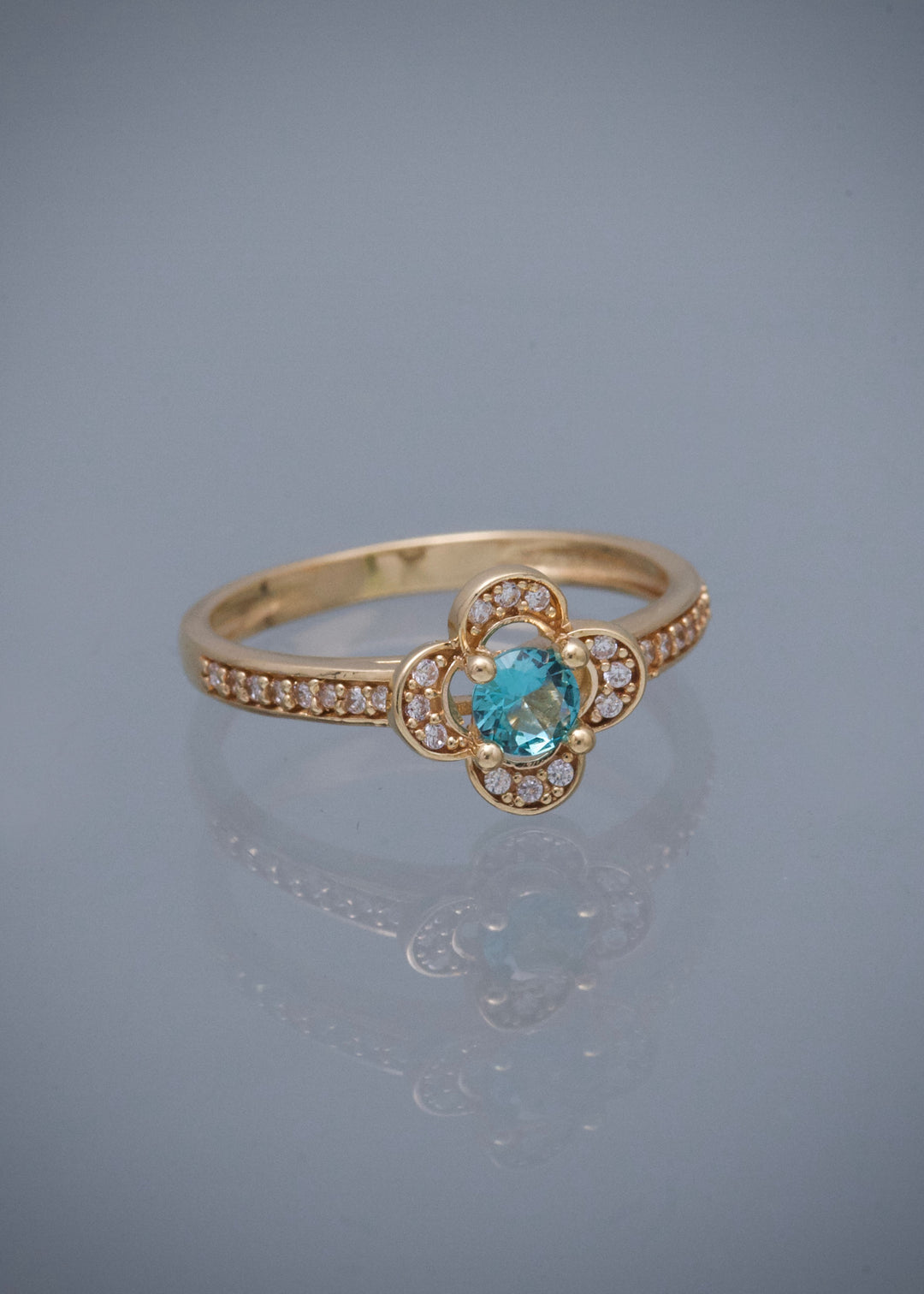 Anillo Flor con Swarovski Azul y Blanco 2.7gr / Talla 6 3/4 — Oro Amarillo