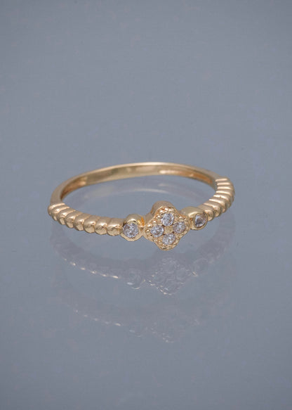 Anillo Lucky con Swarovski Blanco 2gr / Talla 6 1/2 — Oro Amarillo