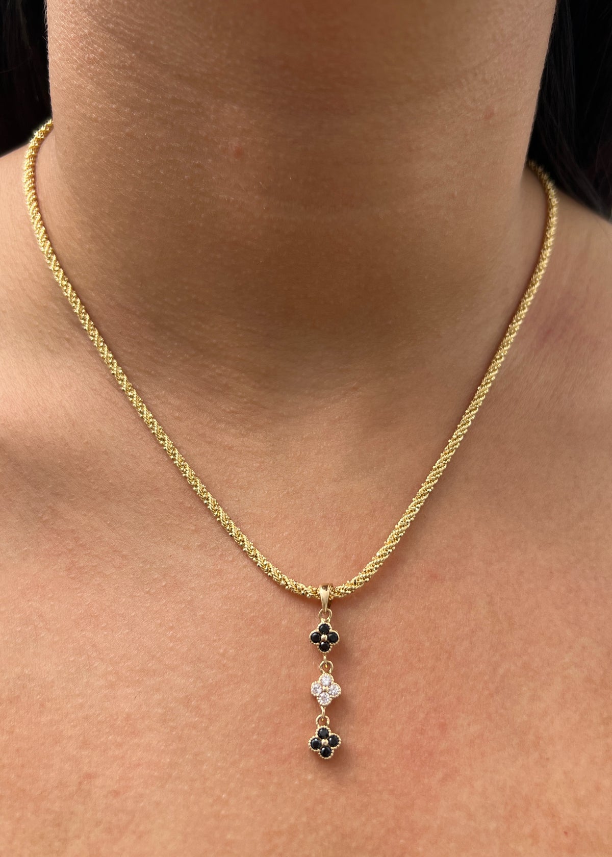 Dije Flor con Swarovski Blanco y Negro 1.6gr / 3.2cm / 6mm — Oro Amarillo