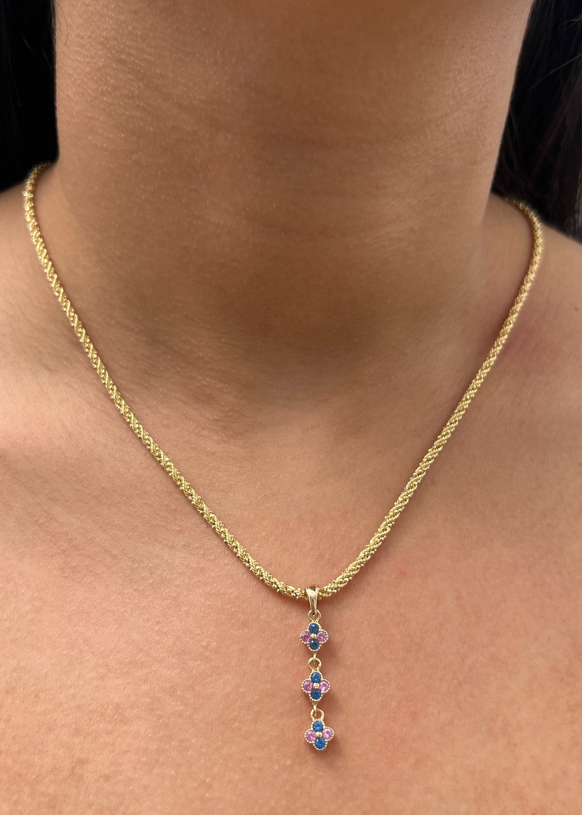 Dije Flor con Swarovski Rosado y Azul 1.6gr / 3.1cm / 6mm — Oro Amarillo