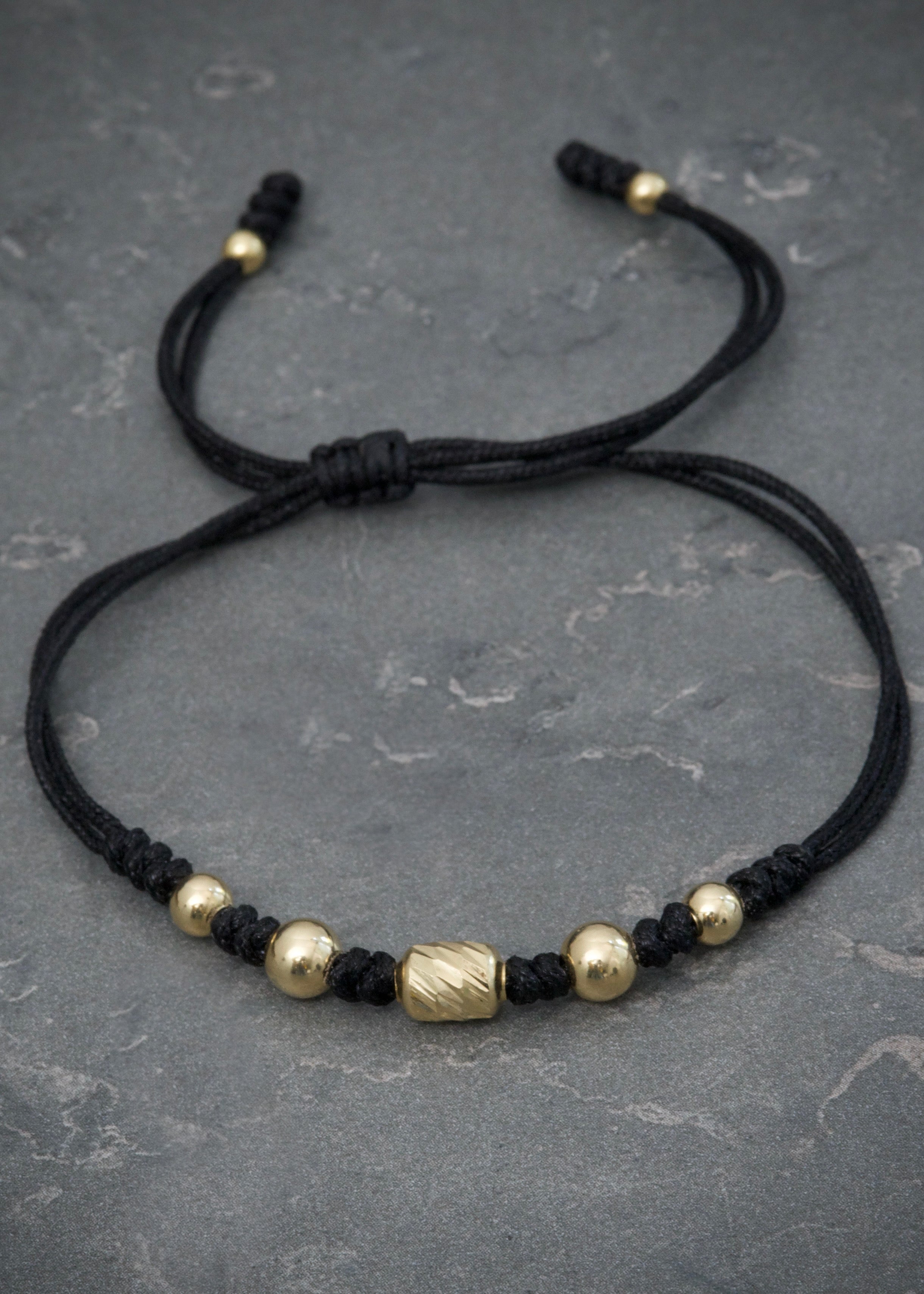Pulsera en hilo negro con herraje y bolas lisas 0.8gr / Oro Amarillo (Joya) M