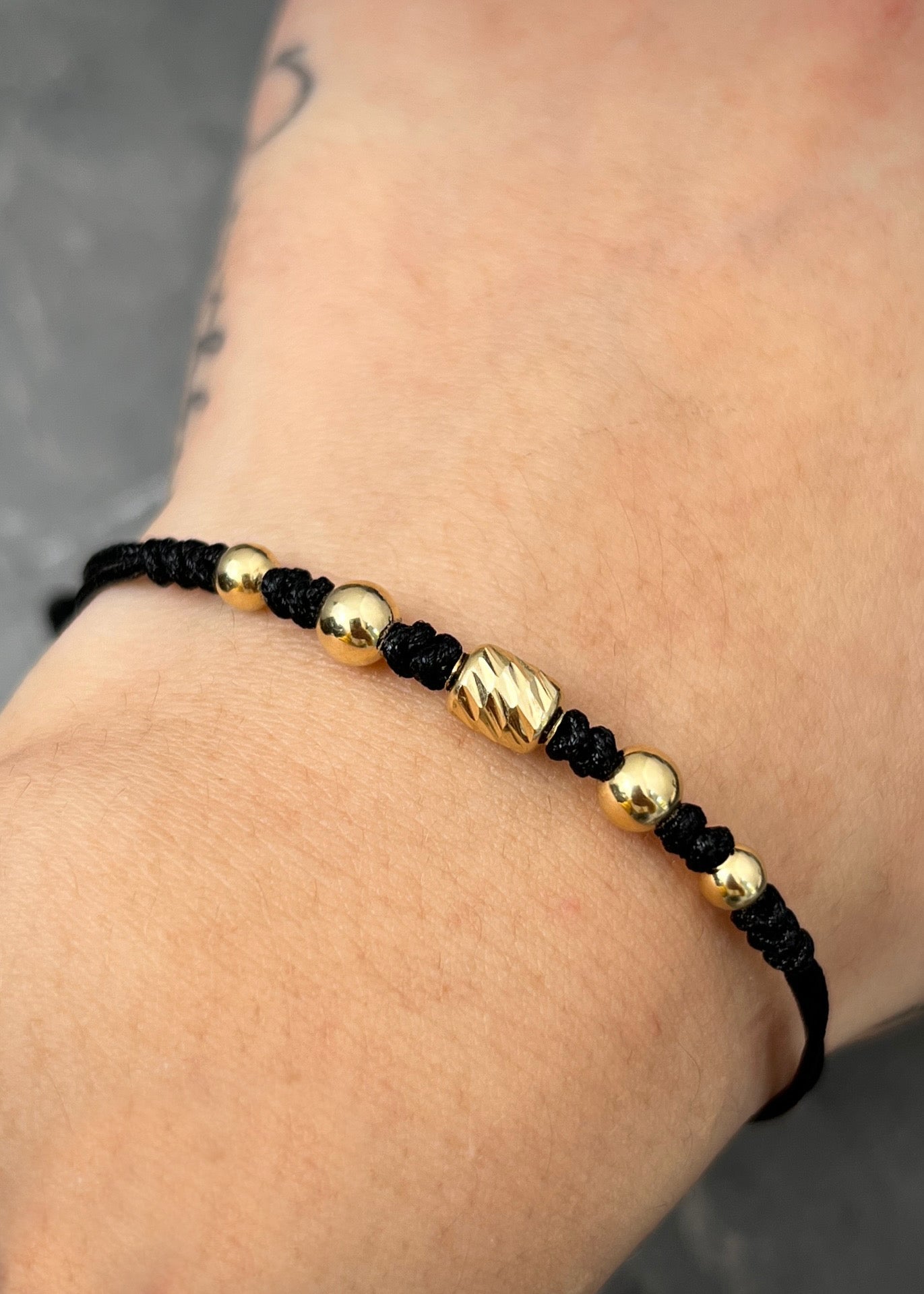 Pulsera en hilo negro con herraje y bolas lisas 0.8gr / Oro Amarillo (Joya) M