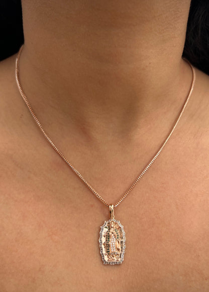 Dije virgen de guadalupe con swarovski verde y blanco 5.35gr / Largo 3.3cm / Oro Rosado Nac M