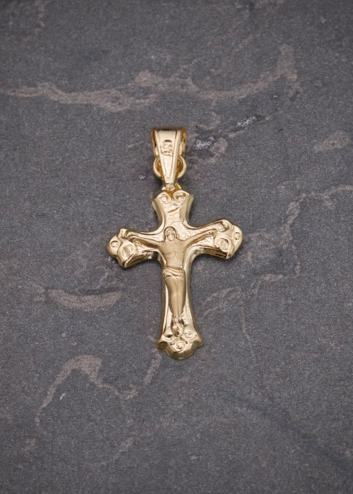 Dije Cruz con Cristo 0.75gr / 2.7cm / 13mm — Oro Amarillo