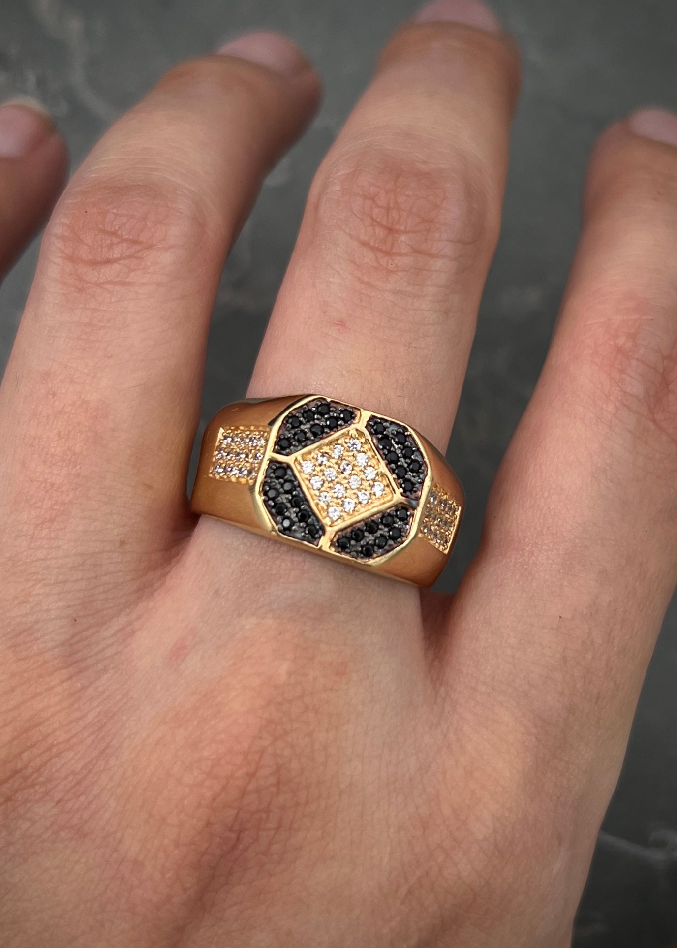 Anillo con swarovski negro y blanco 5.4gr / TALLA 8 3/4 / Oro Amarillo Nac M