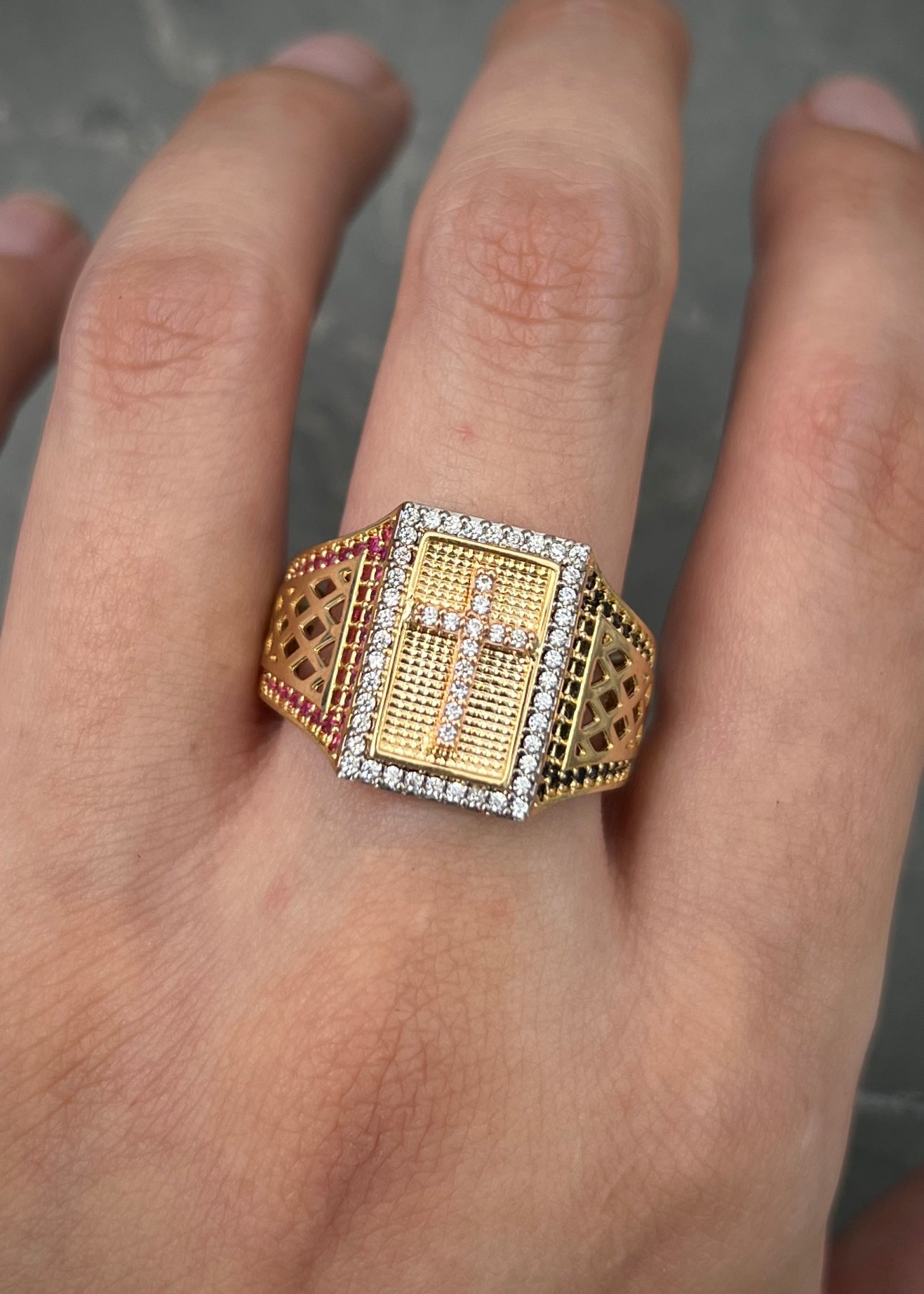 Anillo cruz con swarovski 7.55gr / TALLA 9 1/4 / Oro Amarillo Nac M