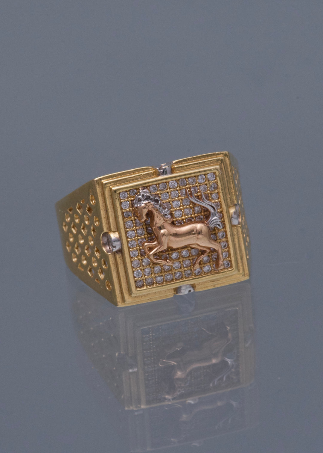 Anillo caballo con swarovski blanco 10.1gr / Talla 10 1/2 — Oro Amarillo