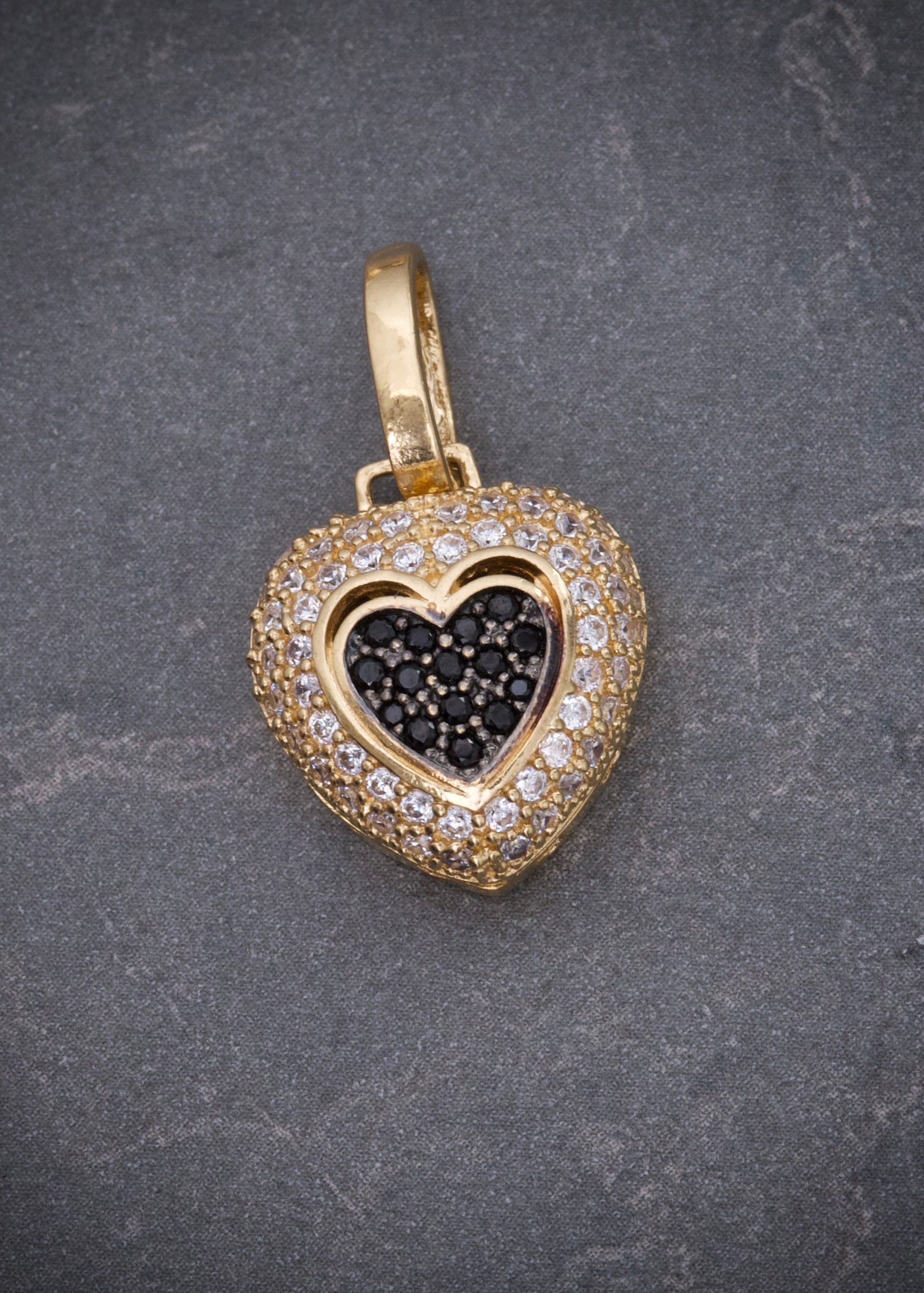 Dije corazon con swarovski blanco y negro 4.3gr / Largo 2.5cm / Oro Amarillo Nac M