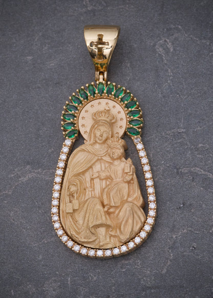 Dije virgen del carmen con swarovski verde y blanco 12.2gr / Largo 4.7cm / Oro Amarillo Nac M