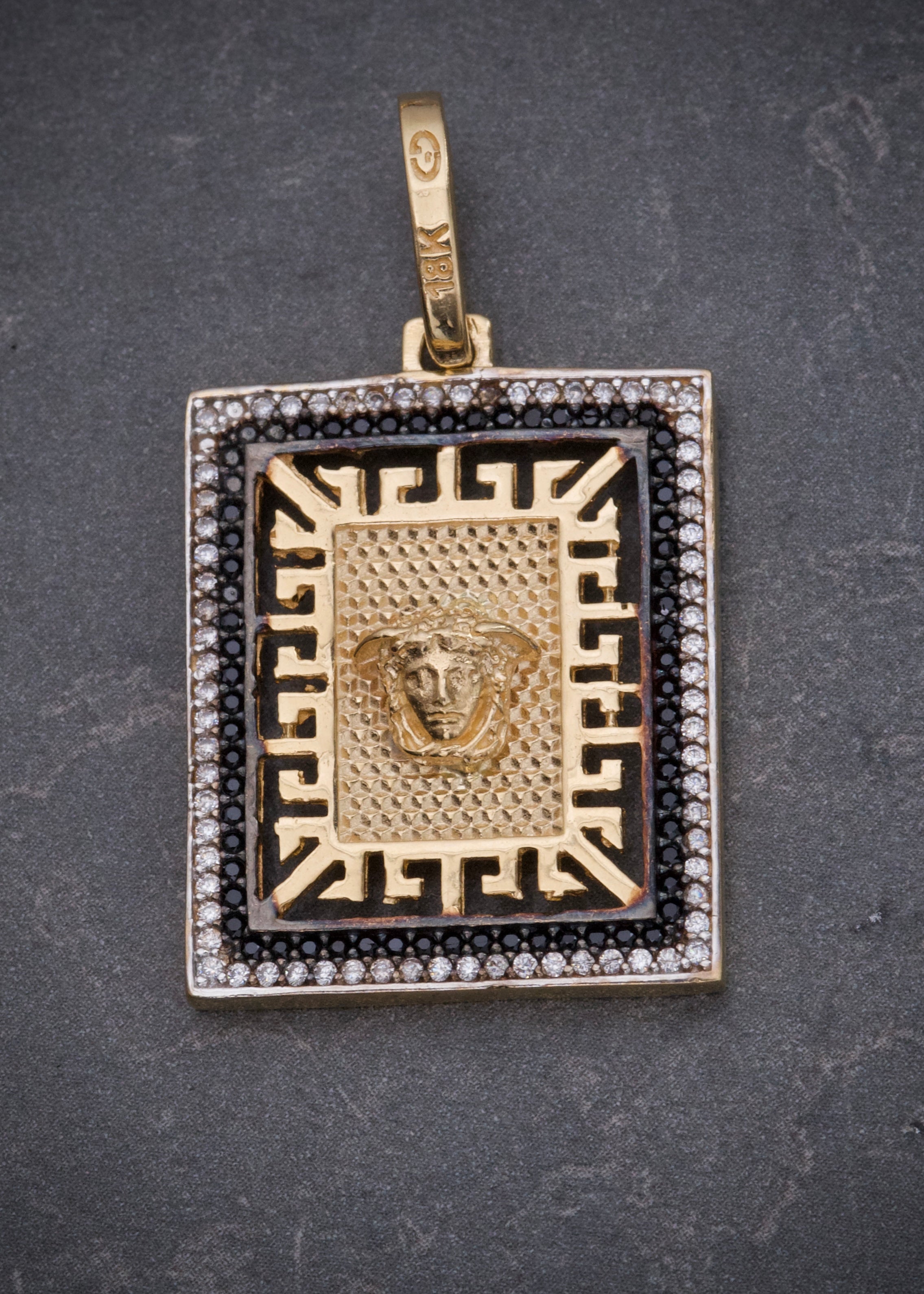 Dije placa medusa con swarovski blanco y negro 7.1gr / Largo 3.8cm / Oro Amarillo Nac M