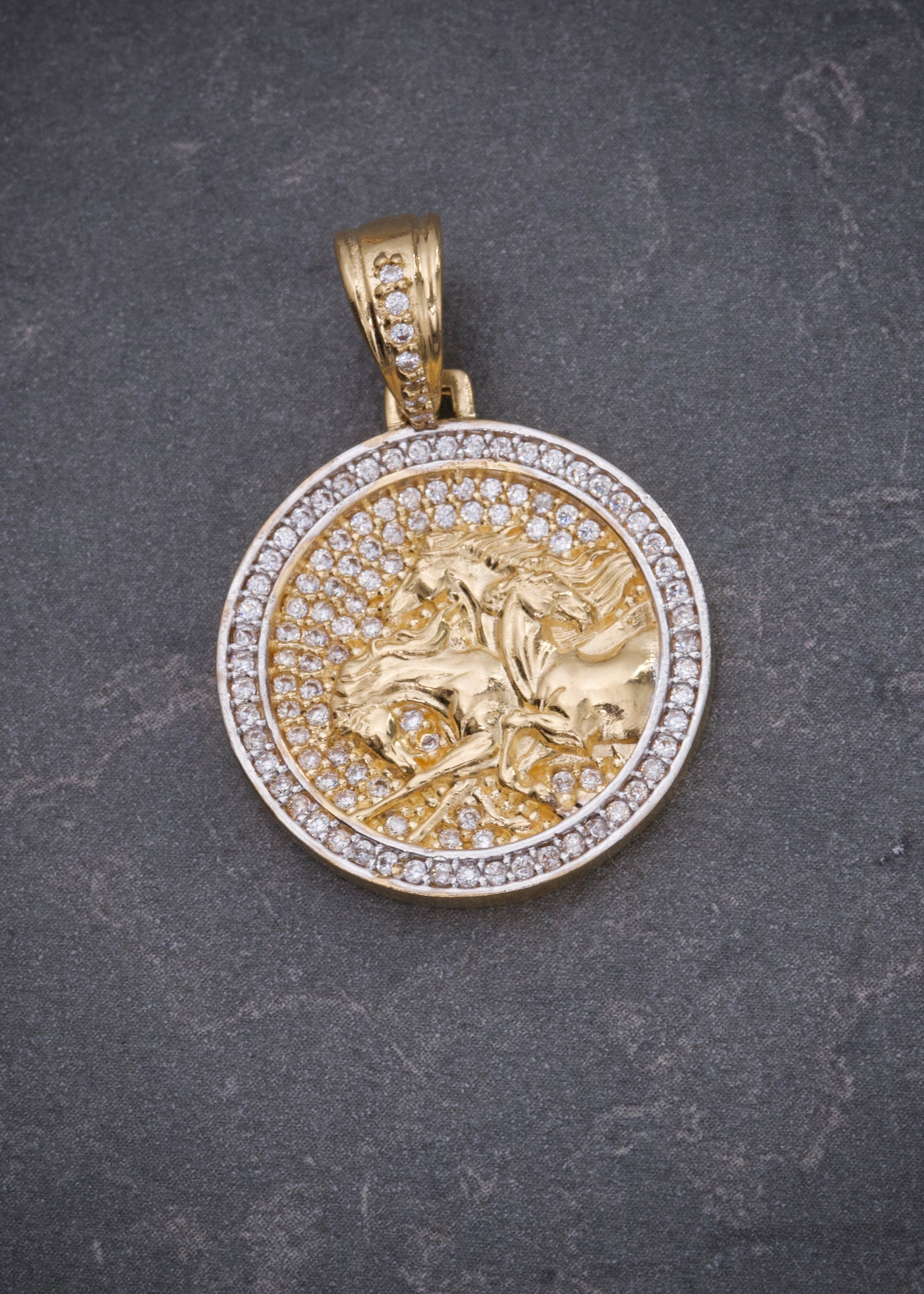 Dije placa de caballo con swarovski blanco 6gr / Largo 3cm / Oro Amarillo Nac M