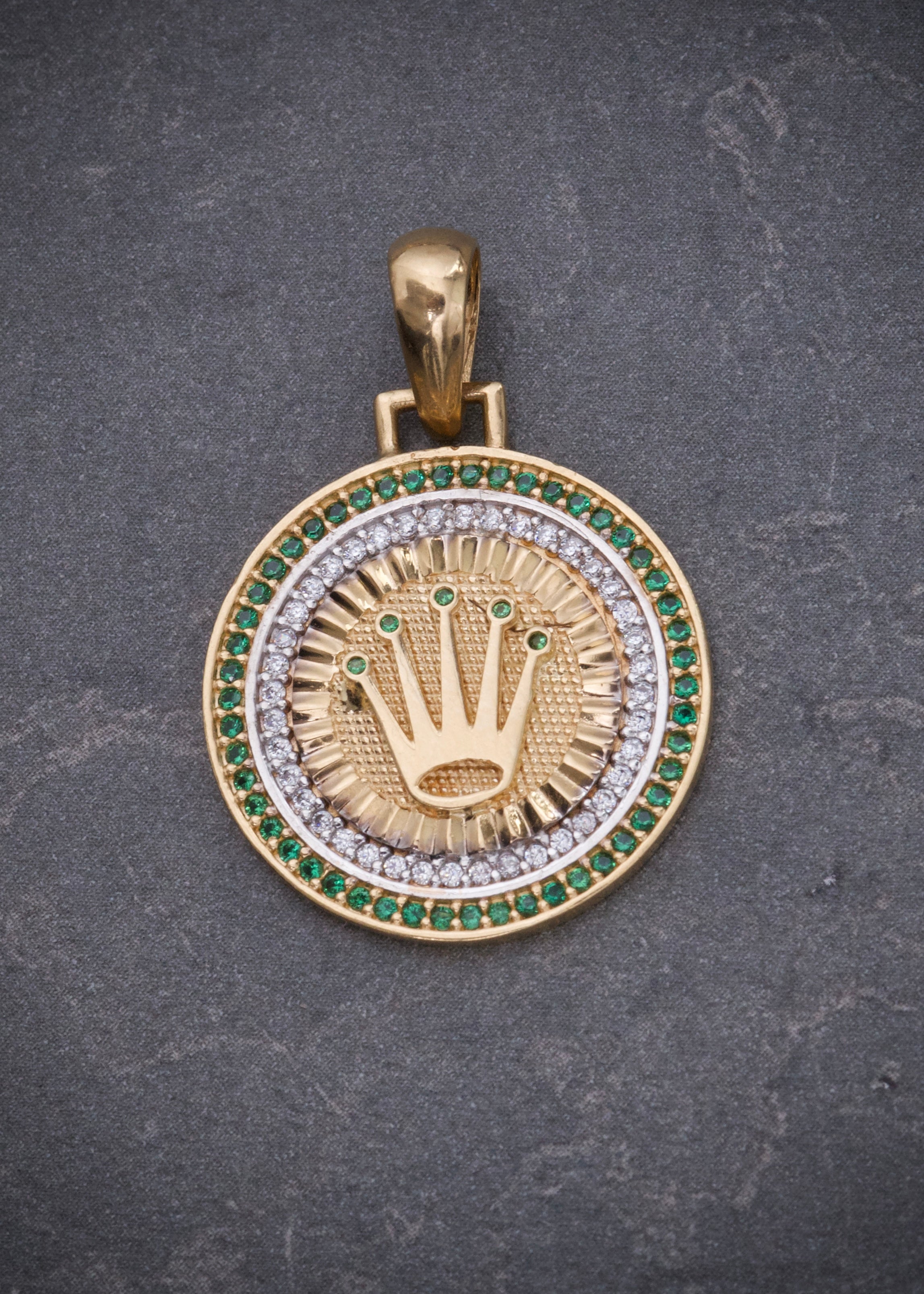 Dije medalla rx con swarovski blanco y verde 4.2gr / Largo 3cm / Oro Amarillo Nac M