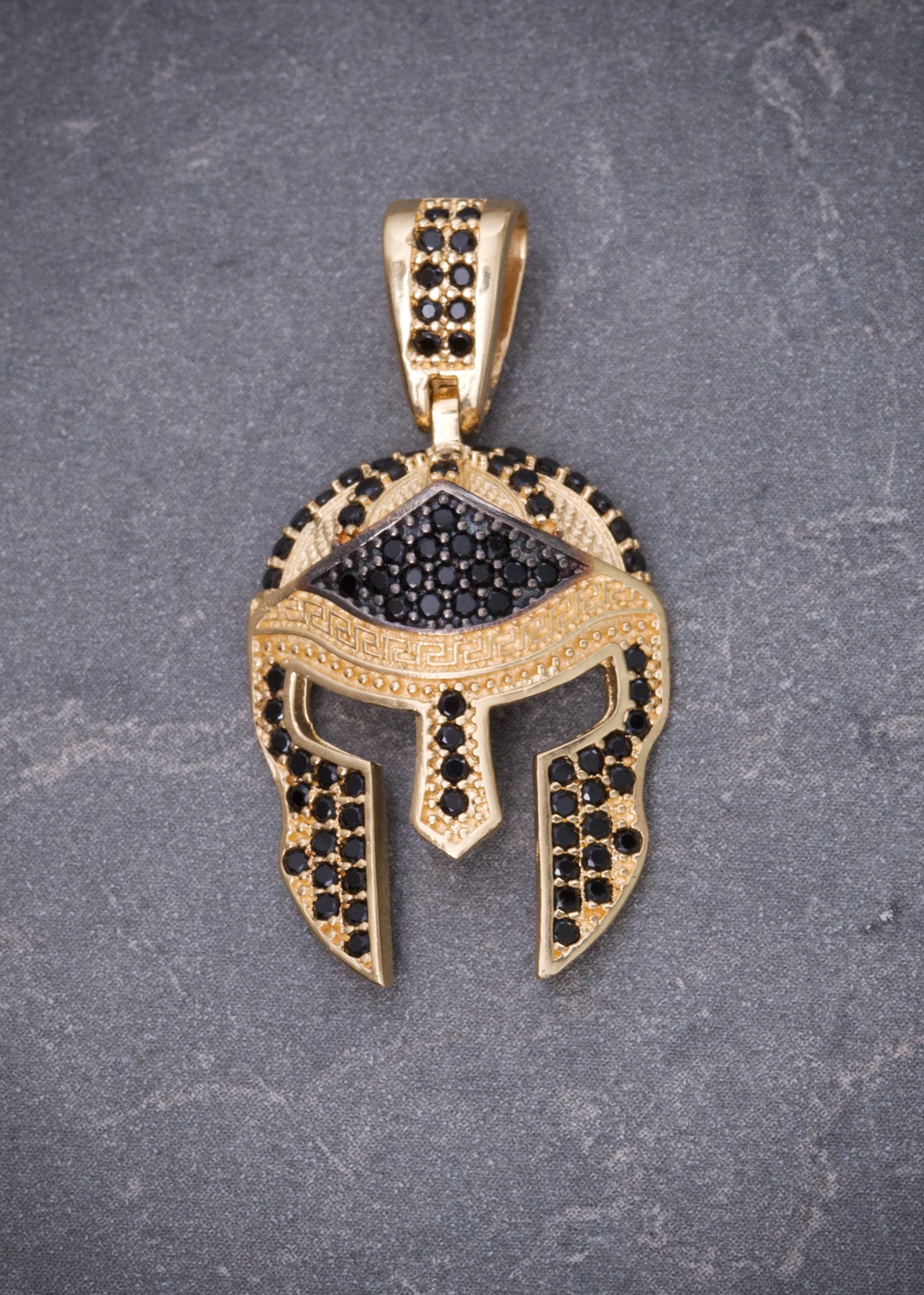 Dije gladiador con swarovski negro 3.5gr / Largo 3cm / Oro Amarillo Nac M