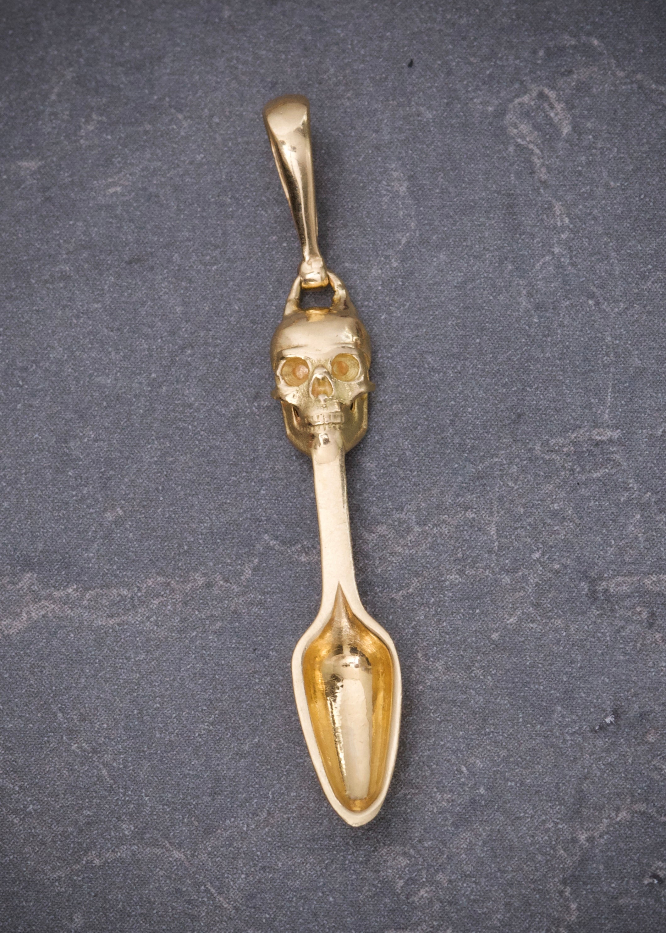 Dije cuchara con calavera 2.05gr / Largo 4cm / Oro Amarillo Nac M