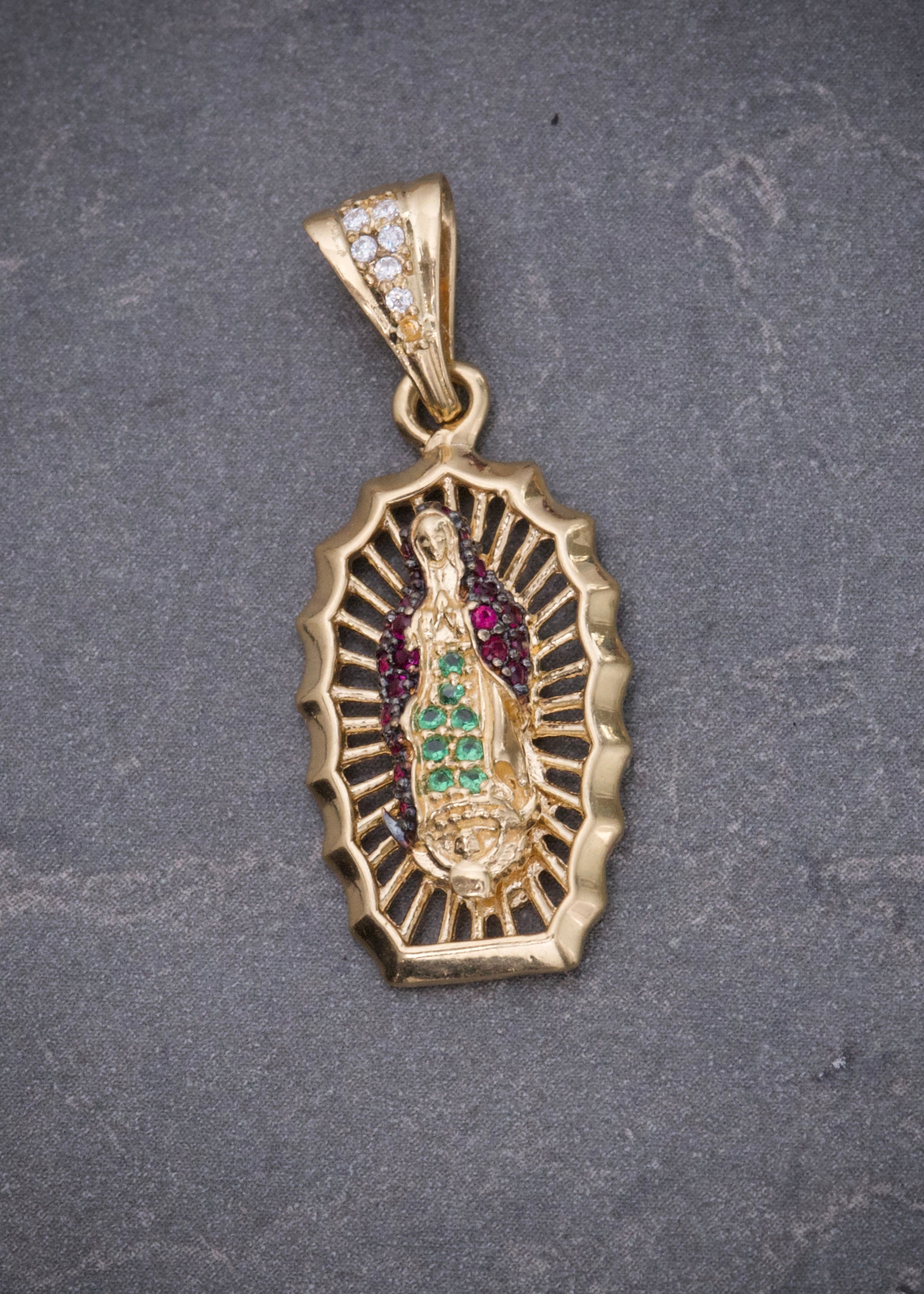 Dije virgen de guadalupe con swarovski fucsia y verde 3gr / Largo 3.1cm / Oro Amarillo Nac M