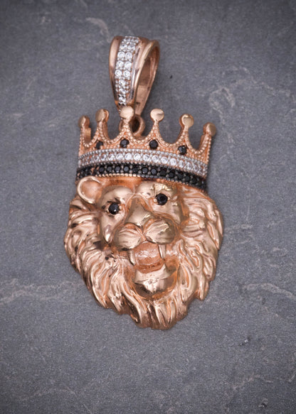 Dije leon con swarovski blanco y negro 10.7gr / Largo 4cm / Oro Rosado Nac M