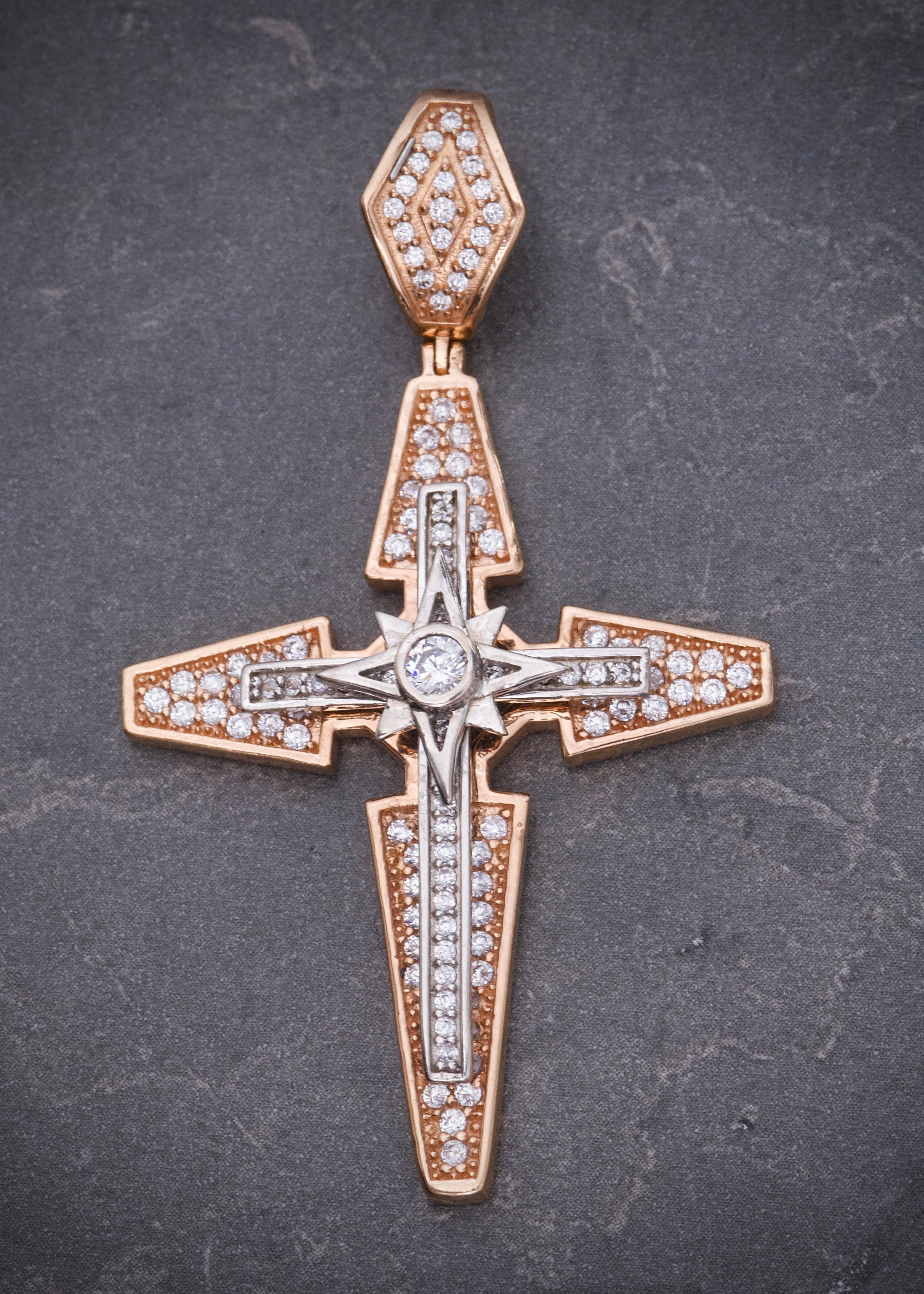 Dije cruz con swarovski blanco 8.25gr / Largo 5.2cm / Dos Oros Nac M